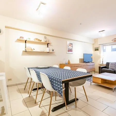 Centrally Located In Apartment